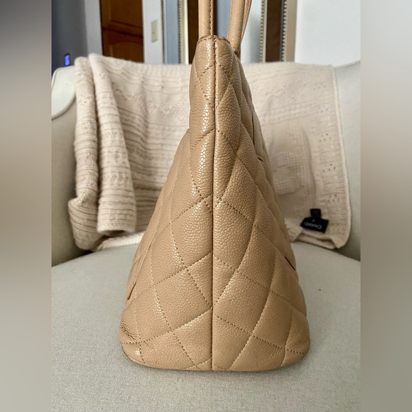 Chanel Classic Gold Medallion CC Logo Quilted Caviar Tote Bag Beige - Picture 4 of 16